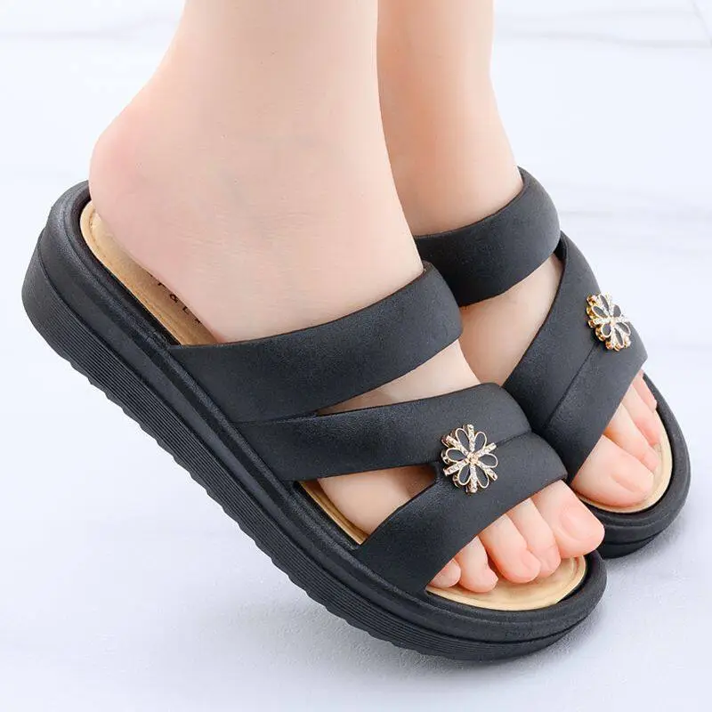Women's Outdoor Slippers with Thick Soles, Fashionable Home Soft-Soled Non-Slip 2026 Korean Style Wedge Heel Mom's Four-